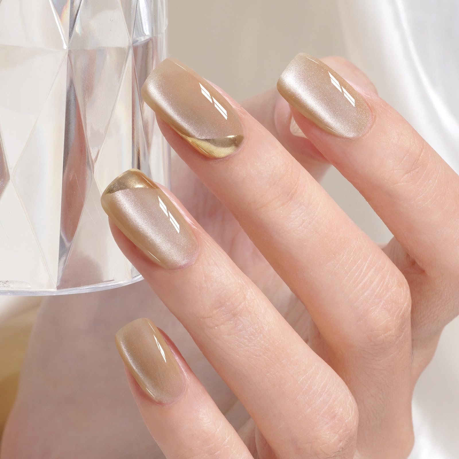 AILLSA magnet held above wet polish forming defined cat eye stripe