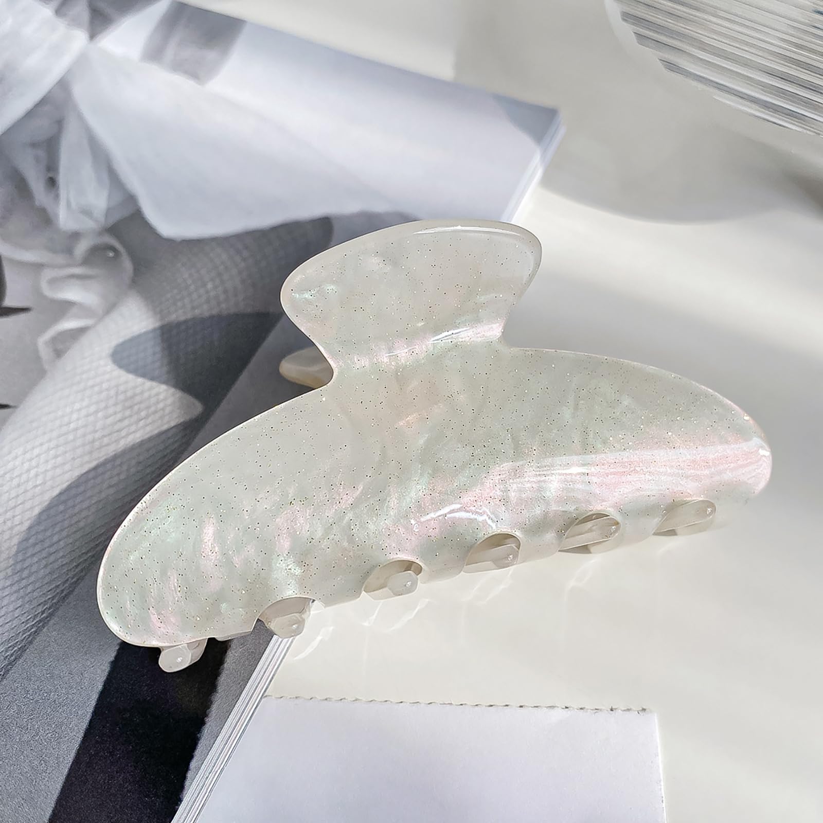 AIUPUOC barrette teeth and hinge detail showing sturdy mechanism for reliable styling