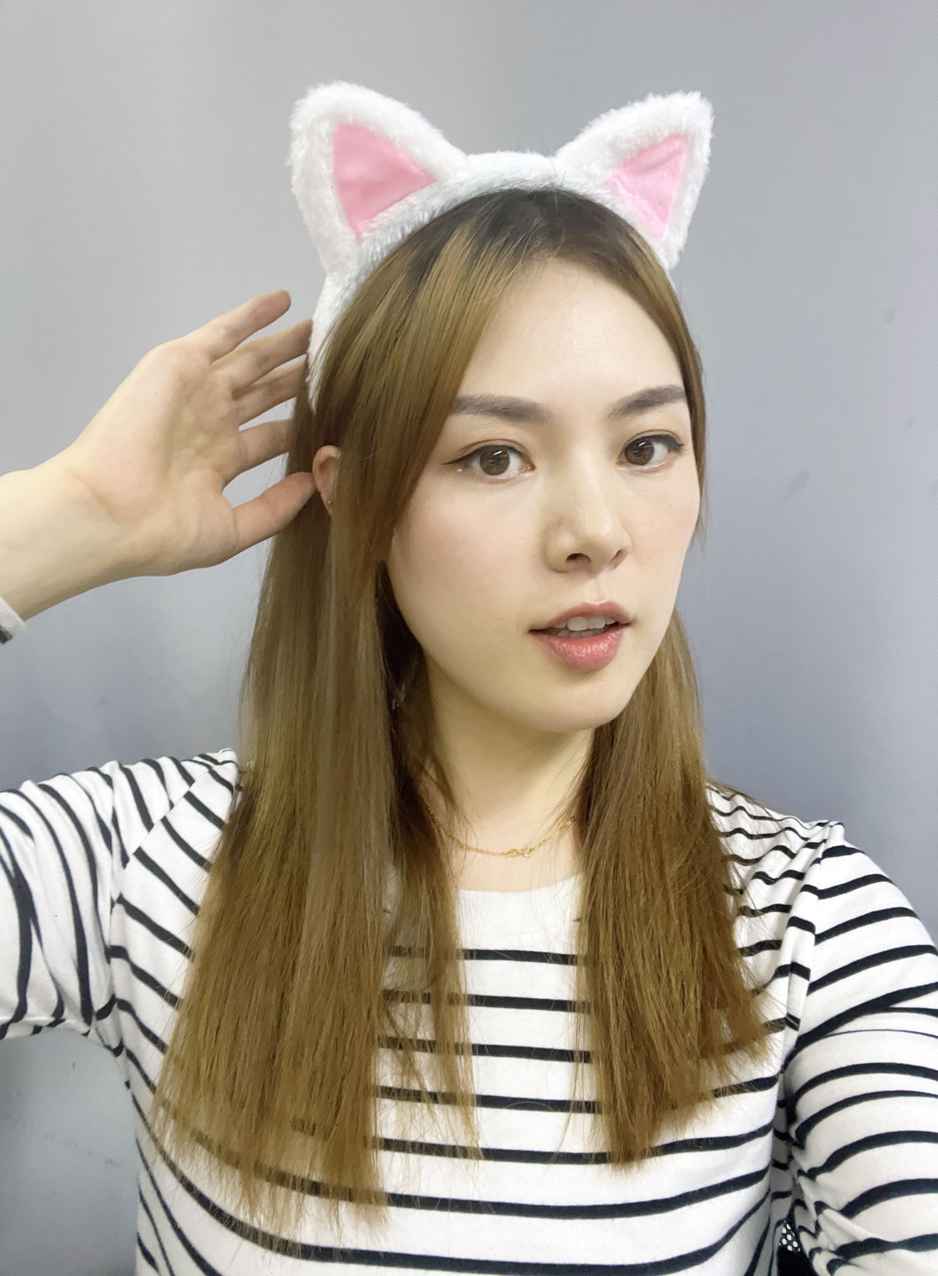 ajdvart model wearing headband showing secure fit and playful look benefit