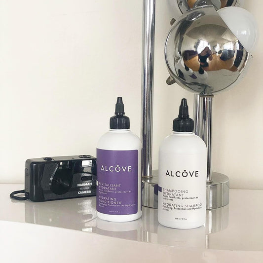 Alcôve shampoo texture lather demonstrating gentle cleansing