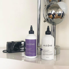 Alcôve shampoo texture lather demonstrating gentle cleansing