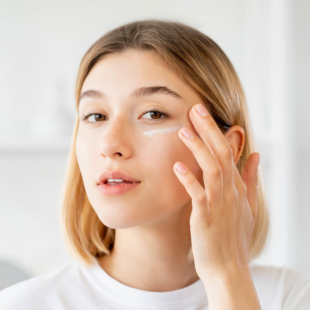 Amazon Basics label close-up highlighting hyaluronic ingredient