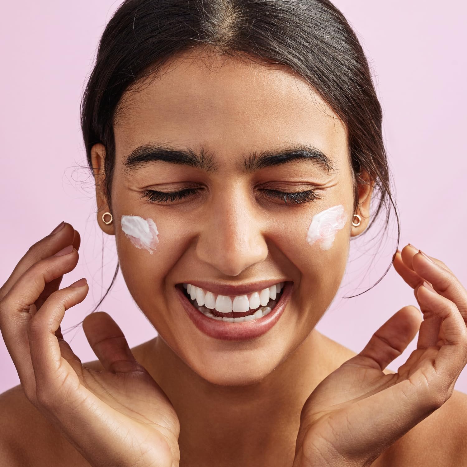 Amazon Essentials applied on skin demonstrating smoothing and quick absorption