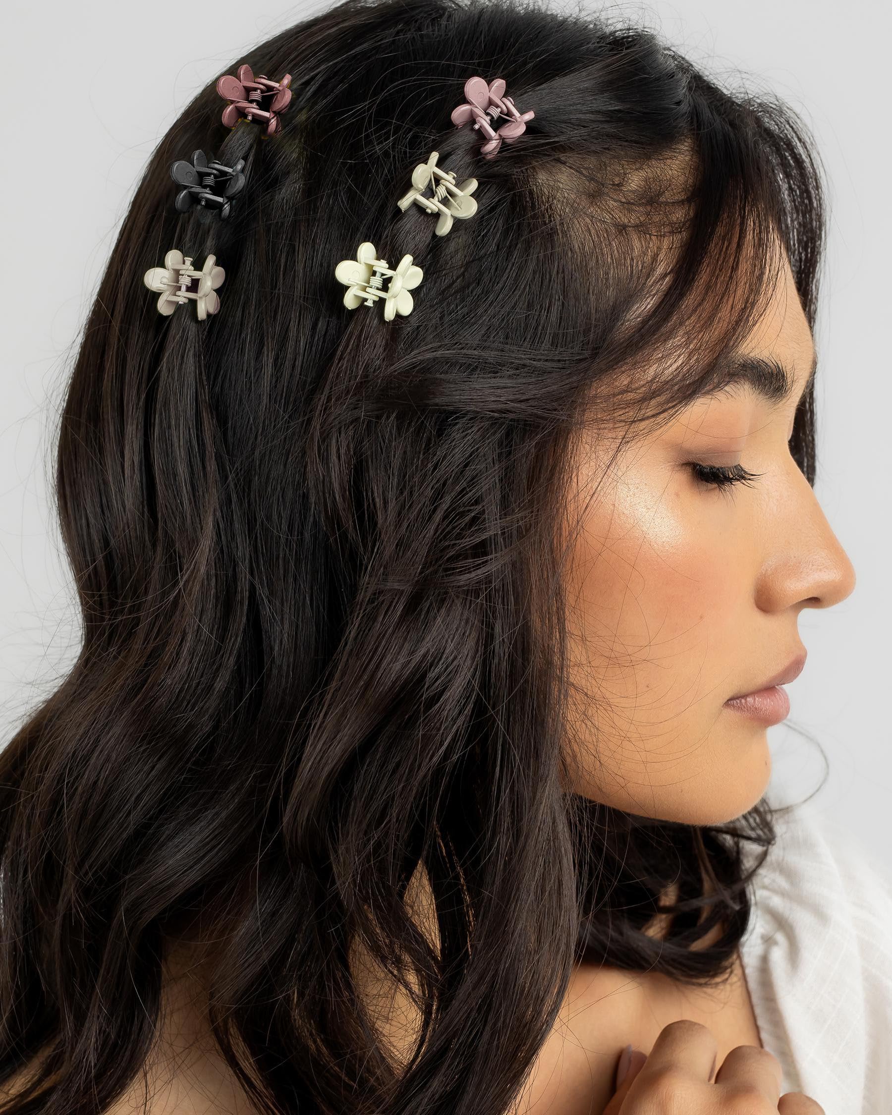 AOENJIE lifestyle photo of girl wearing multiple clips, shows fun styling options