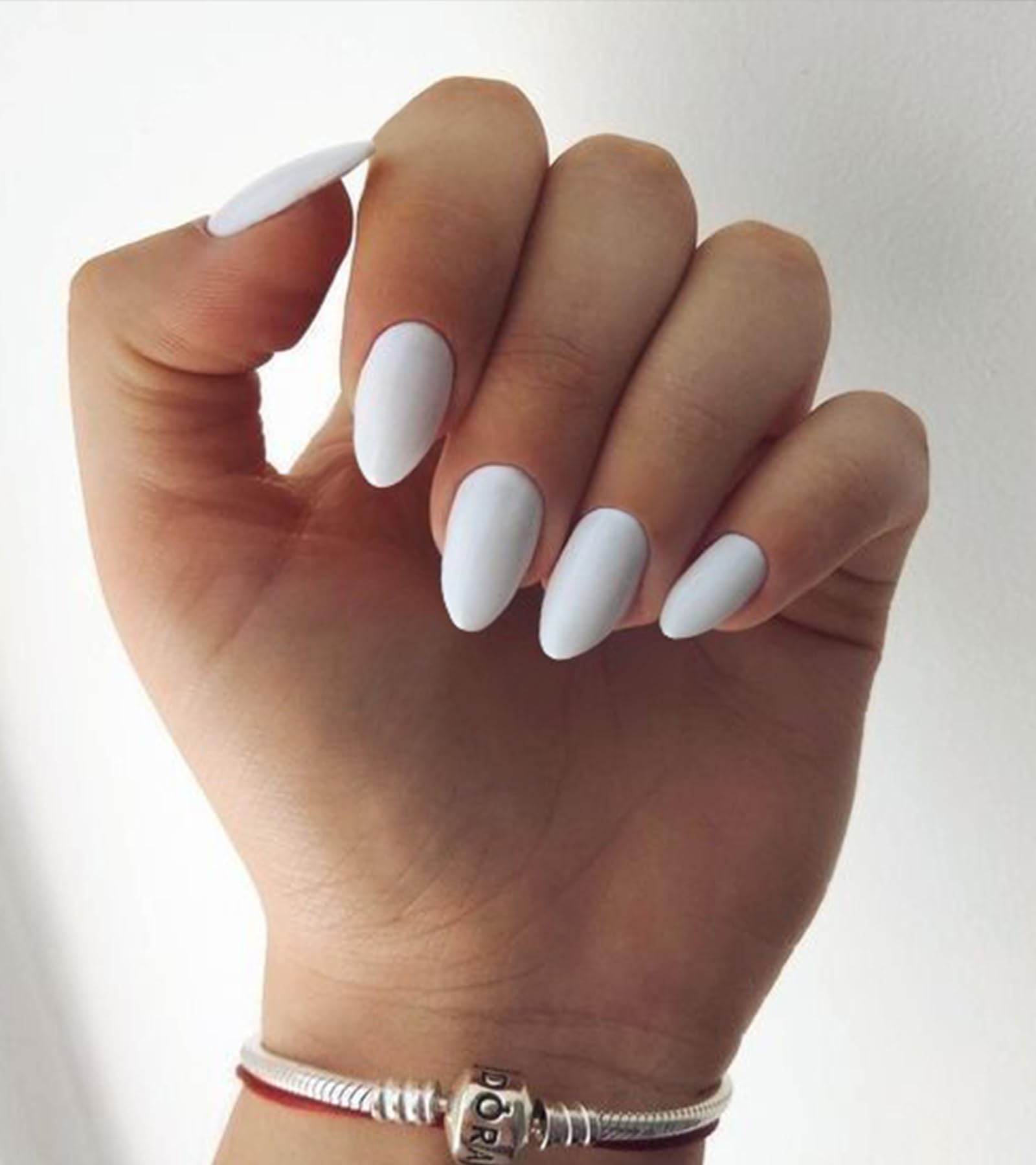 Artquee close-up of glossy nail surface highlighting high-shine finish and scratch resistance
