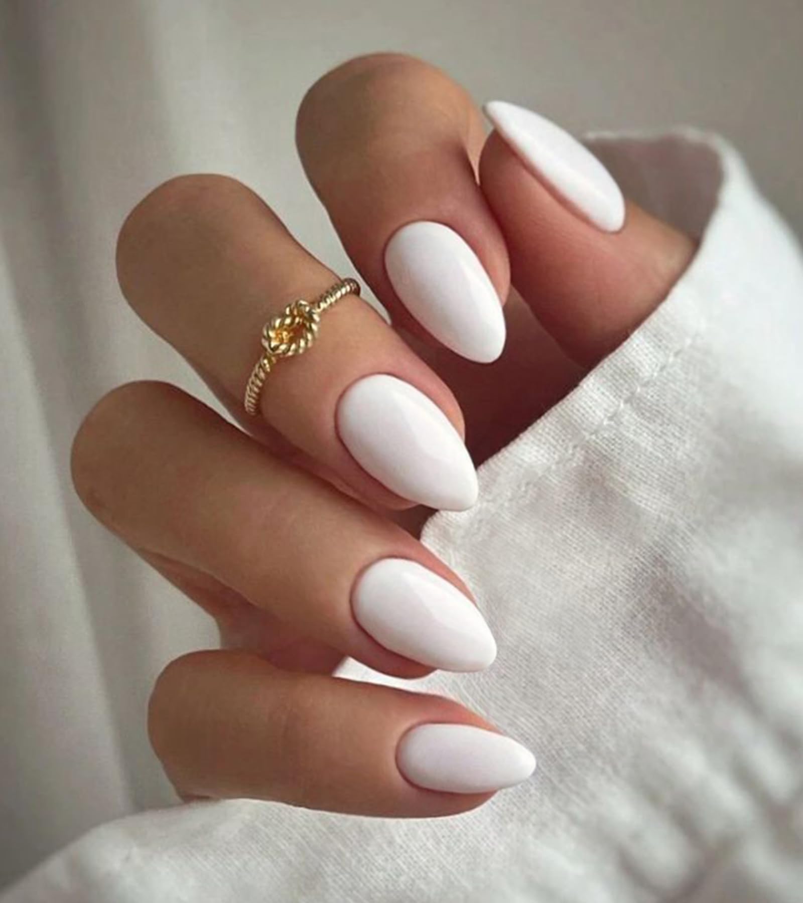 Artquee front packaging showing glossy angel white nails and kit contents for easy application