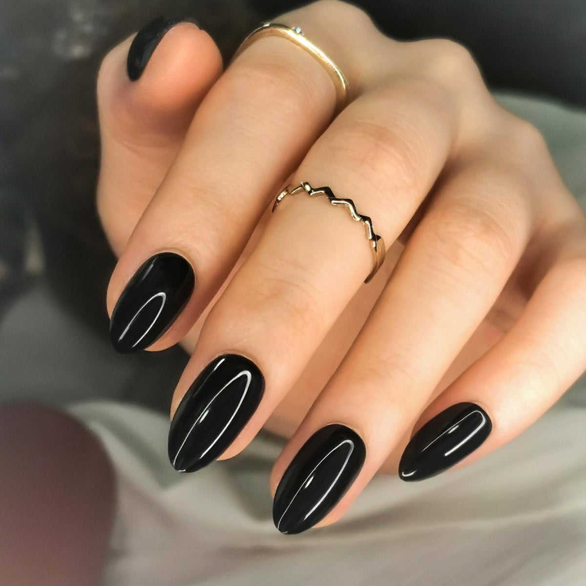 Artquee front packaging showing 30 black almond press-on nails and contents for easy application