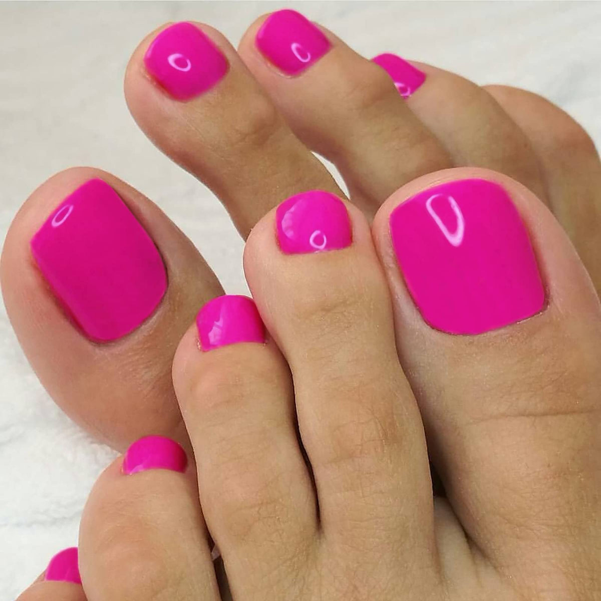 Artquee front packaging showing hot pink press-on toenails and kit benefits