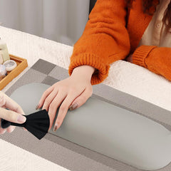 Arvintas used as a makeup kabuki brush applying loose powder smoothly