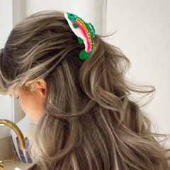 Arvintas salmon claw holding thin hair showing gentle, snag free benefit