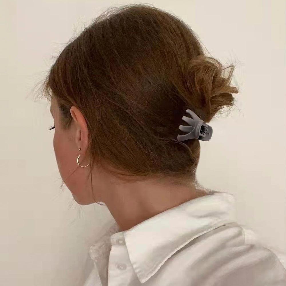 Atoden clip matte plastic texture close-up highlighting gentle hold without hair dents
