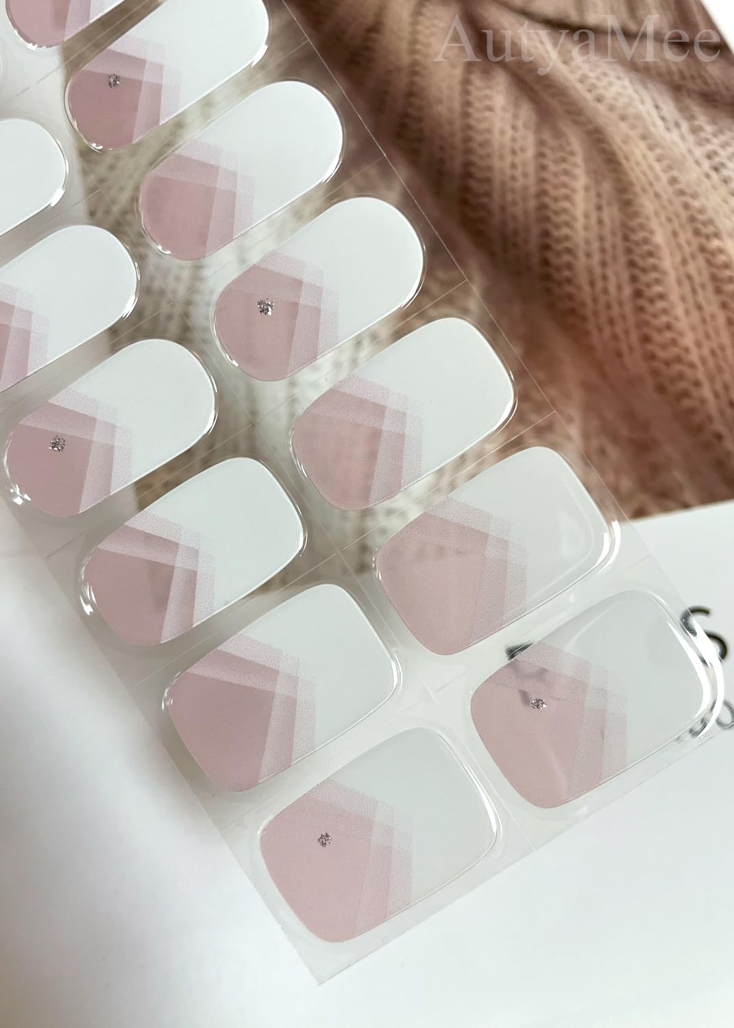 AutyaMee layout of 20 gel strips and tools showing size choices for a perfect fit