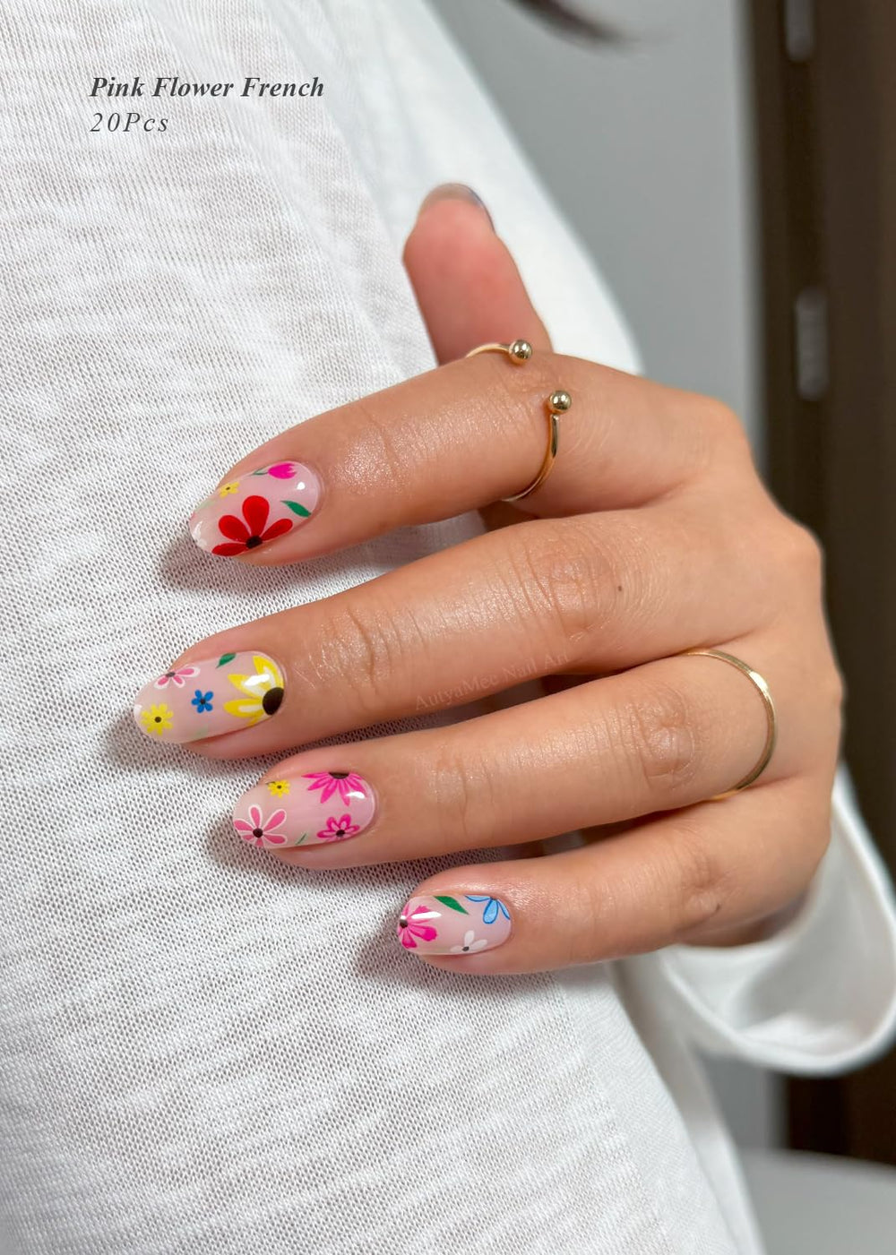 AutyaMee close-up of strip texture and floral pattern, highlights smooth gel finish