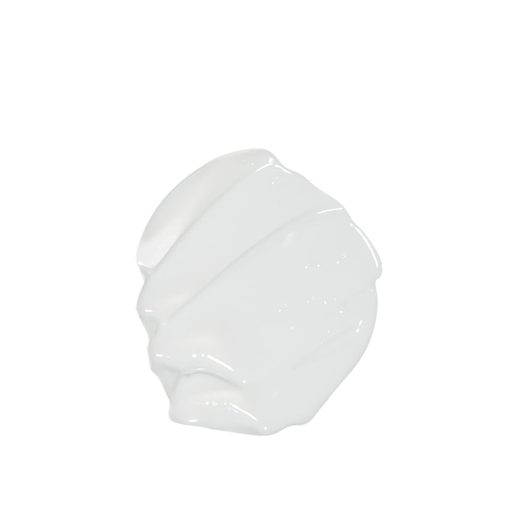 Close-up of shea oil texture in balm highlighting Avène nourishing feel