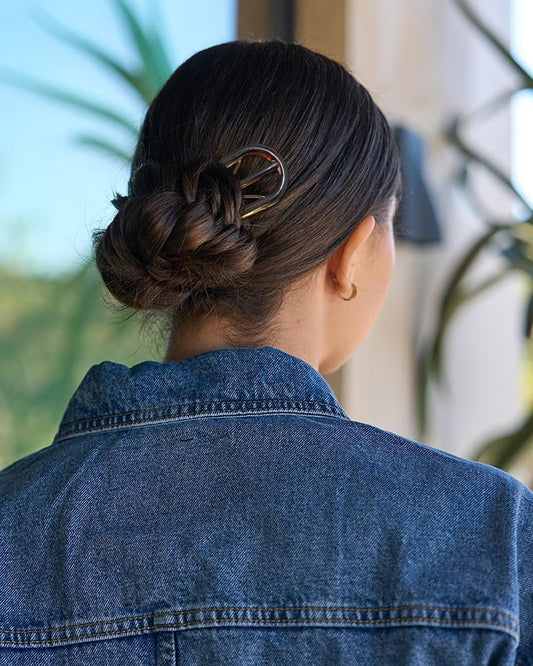 AWAYTR close-up of prong detail highlights smooth edges for gentle styling