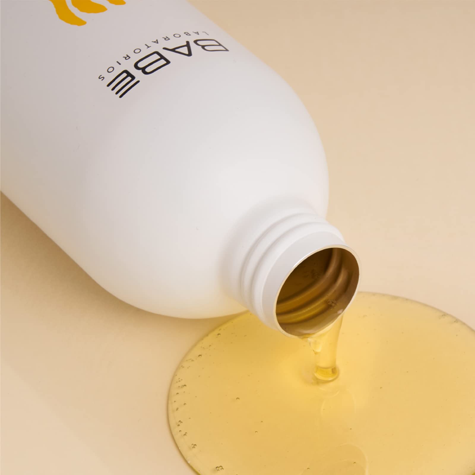 LABORATORIOS BABE oil texture close up showing emollient-rich formula