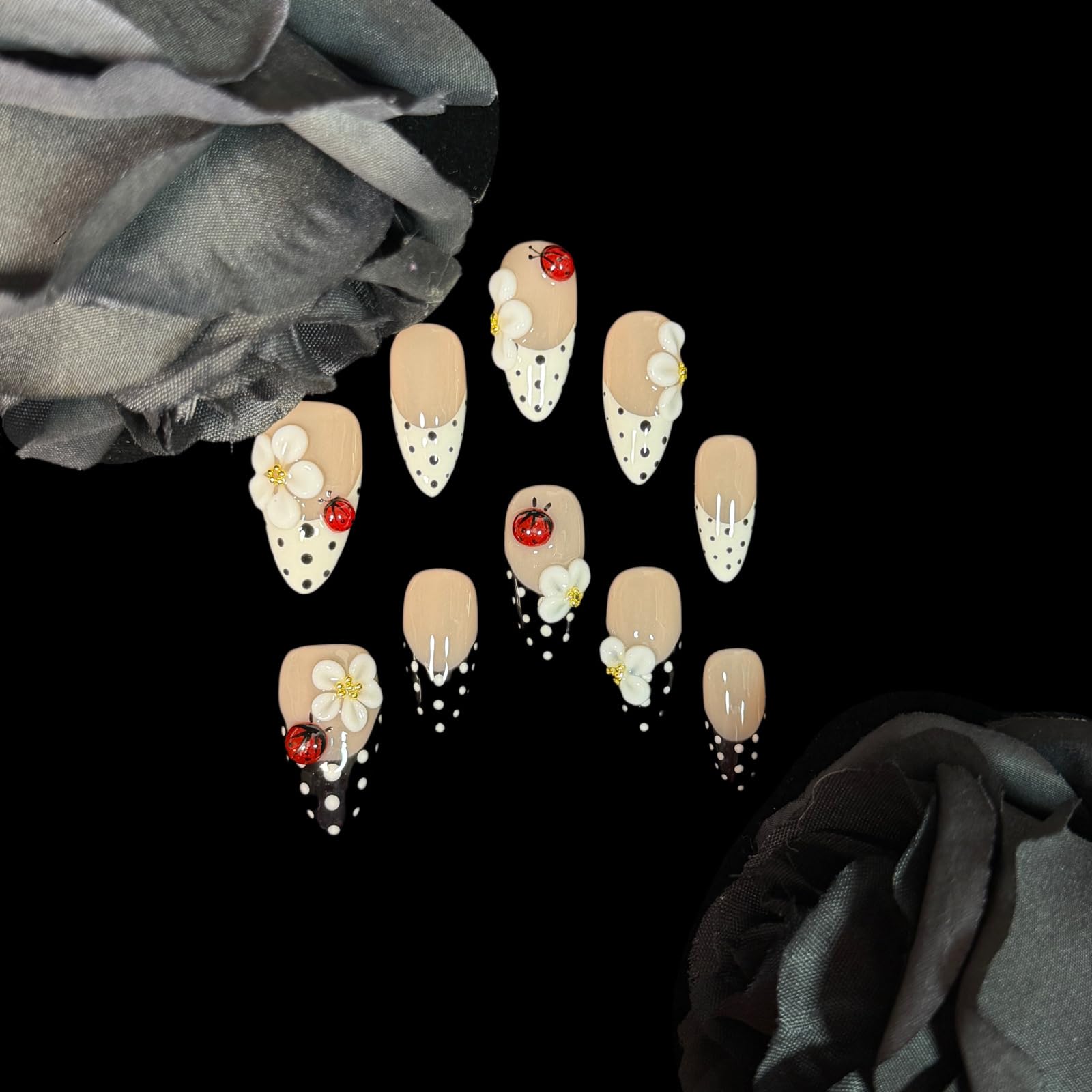 BByogooz close-up of 3D white flower with gold center, highlighting craftsmanship