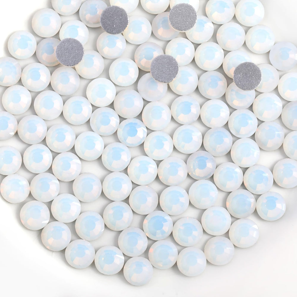 BEADSLAND close-up of SS16 facets highlighting cut clarity and reflective sparkle benefit