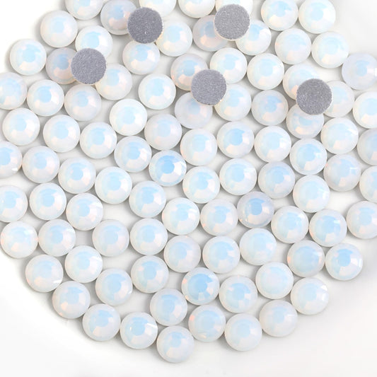 BEADSLAND close-up of SS16 facets highlighting cut clarity and reflective sparkle benefit