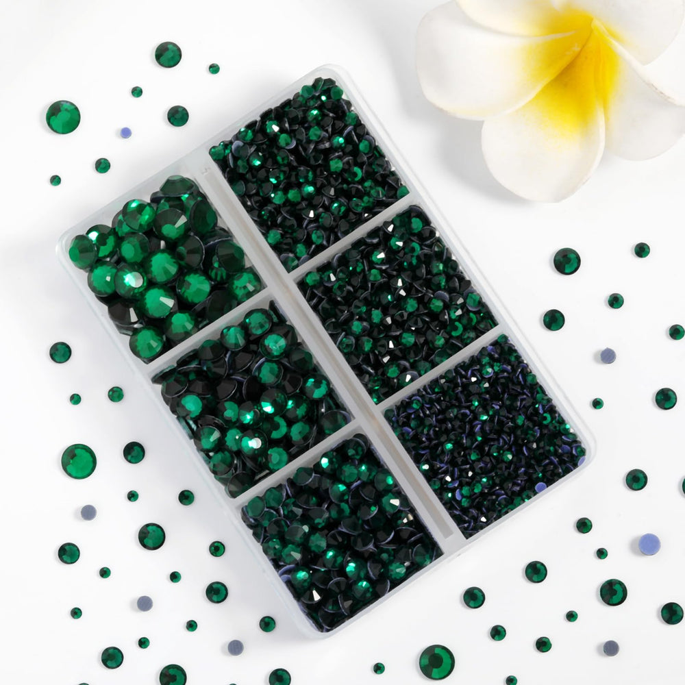 BEADSLAND close-up of emerald rhinestone facets showing cut clarity and reflective sparkle benefit