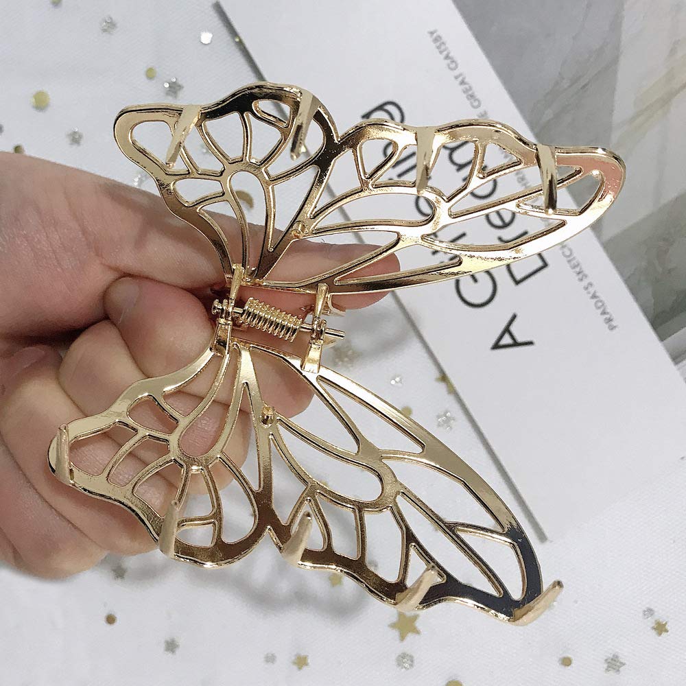 BeeGift clip held in hand to show size and lightweight advantage