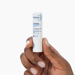 Bioderma Atoderm applied outdoors demonstrating protection in cold weather