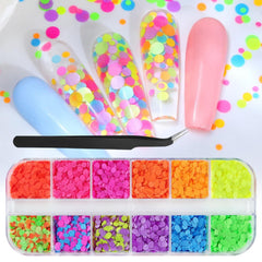 BLGTGH front box showing 12-color glitter grids and tidy storage benefit