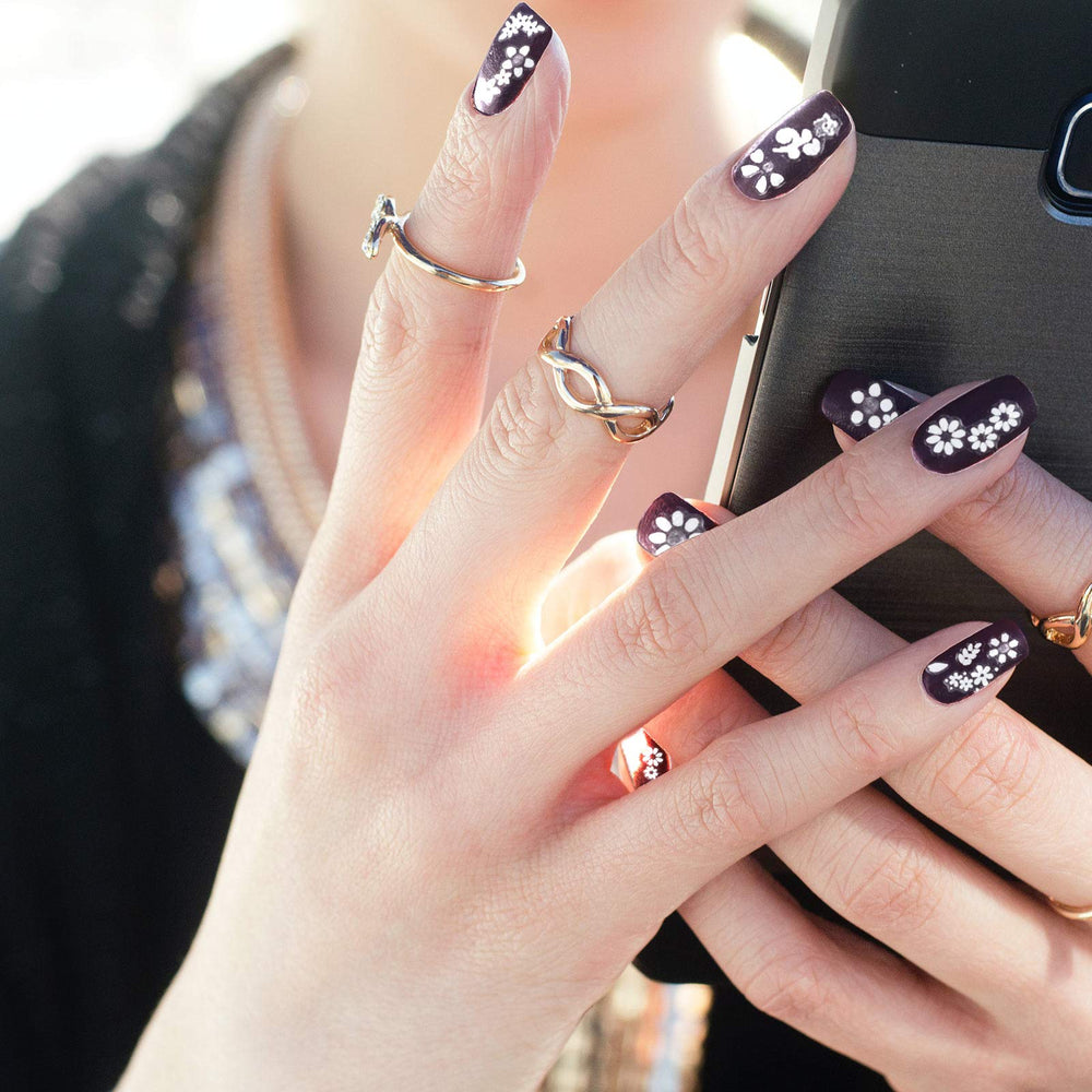 Blulu close detail of 3D flower texture, highlighting visible depth for realistic nail art