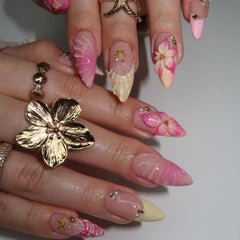 BMKKOT close-up of gold shell detail on nail, highlights elegant beach accent