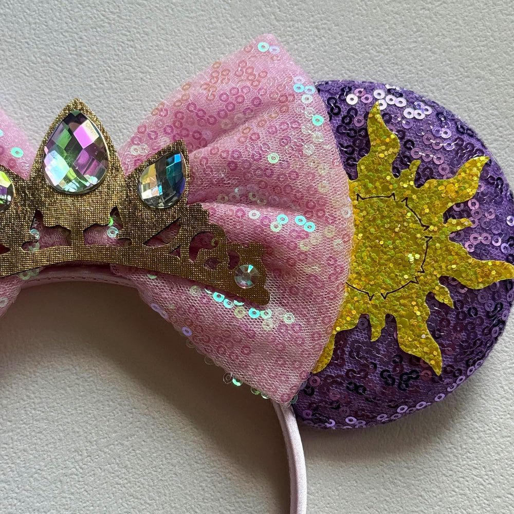 Bmobuo headband beside hand for scale, lightweight and easy-to-pack benefit