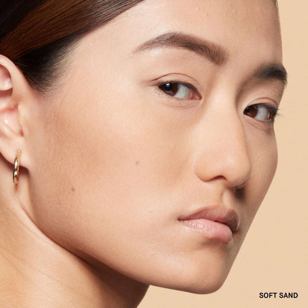 Bobbi Brown pressing powder applied on T-zone to reduce shine and mattify skin