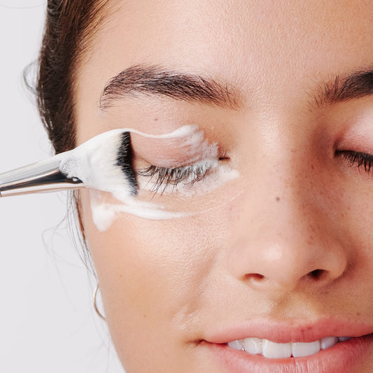 Borboleta gel texture close-up showing smooth formula for gentle lash cleansing