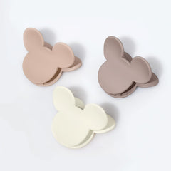 BOUNIQ ash pink clip worn by child, shows comfortable kid-friendly hold