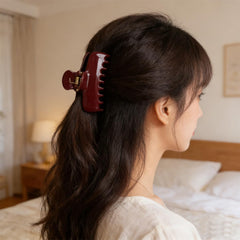 BUNLVDI clip in styled bun demonstrating all-day hold benefit