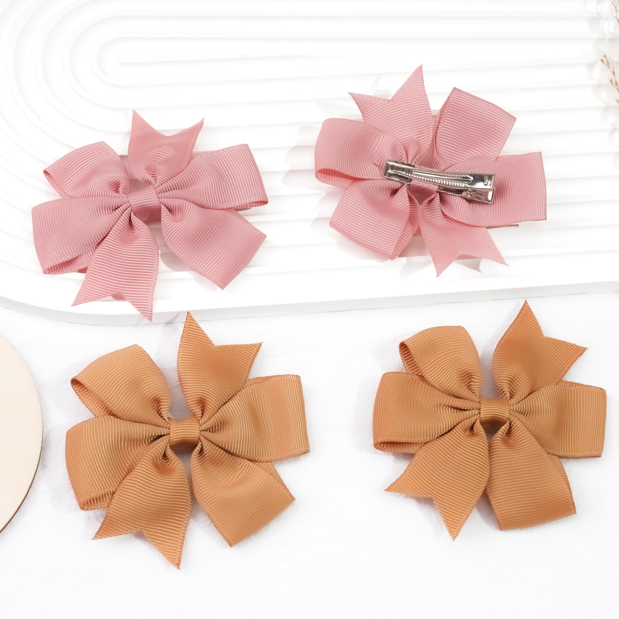 CÉLLOT children wearing bows outdoors showing playful look and reliable fit