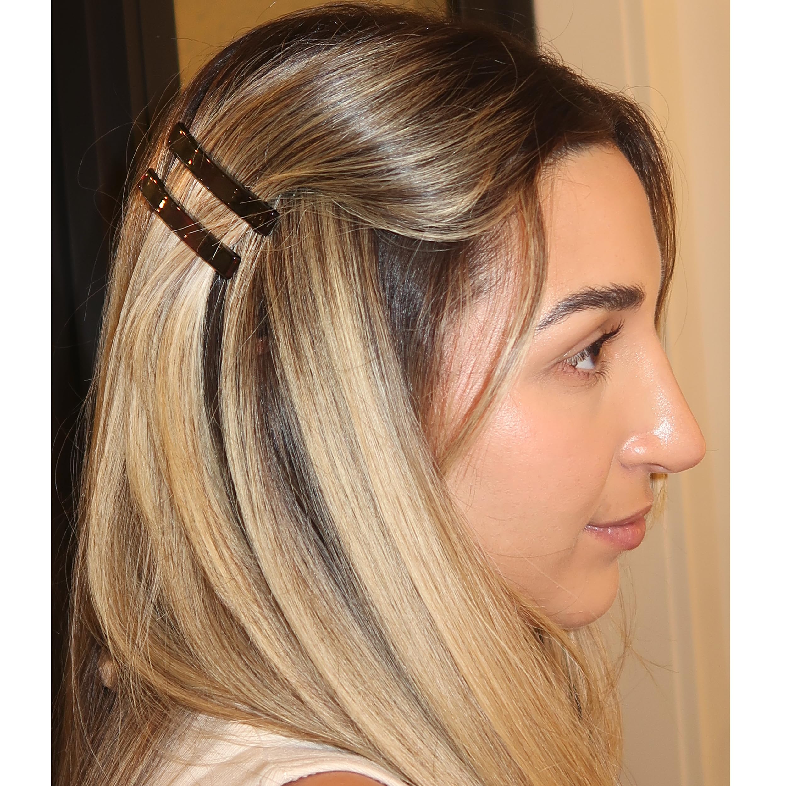 Camila Paris close-up of rubberized metal clasp for extra grip and no-slip benefit