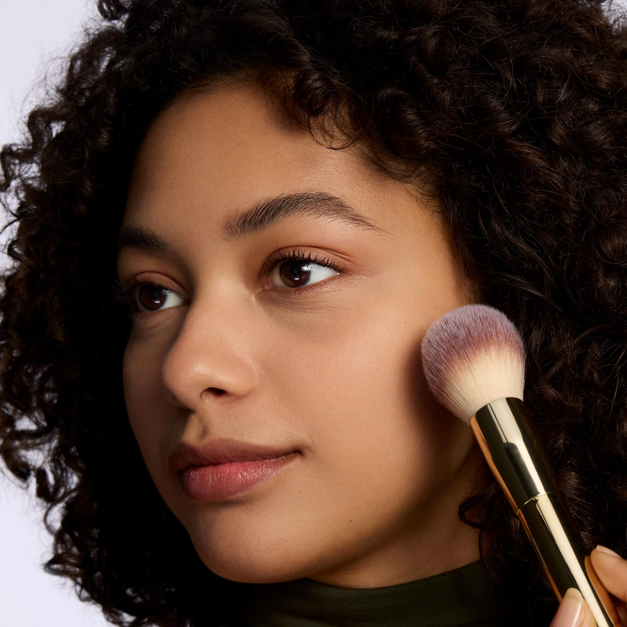 Catrice Cosmetics applying powder with a fluffy brush for even mattifying