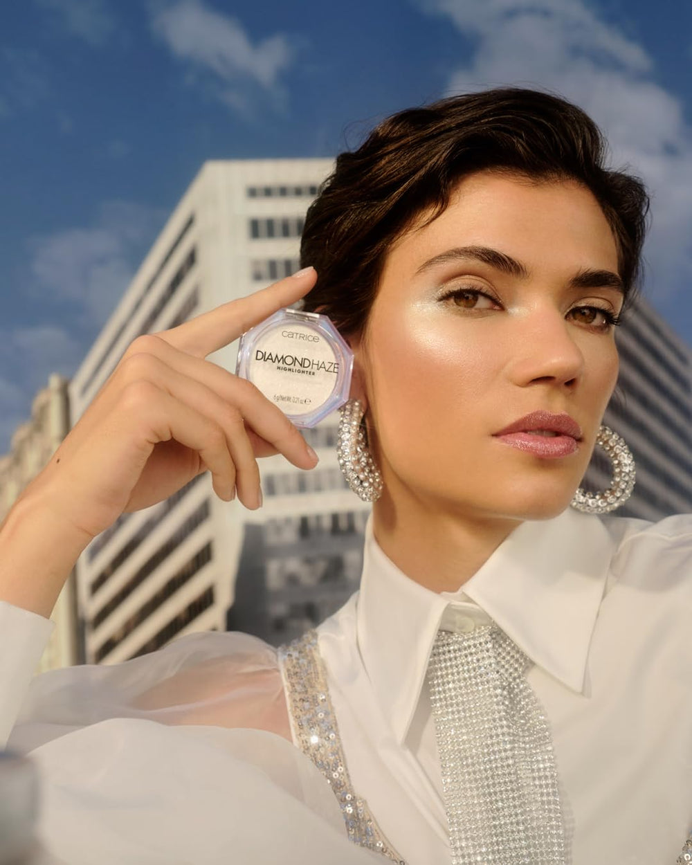 Catrice application brush depositing highlighter for precise, even glow