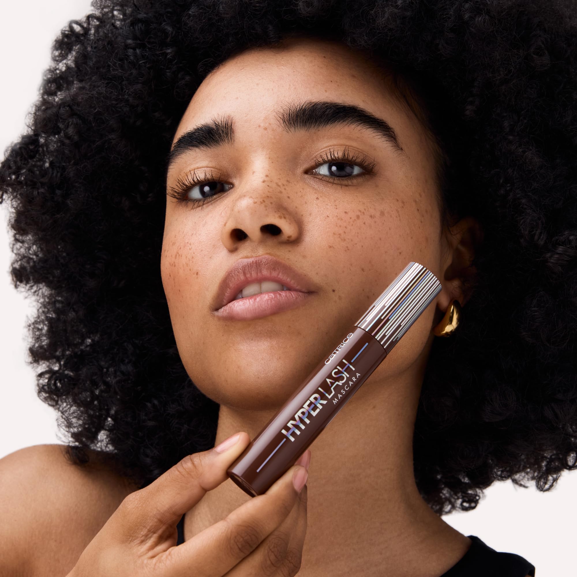 Catrice Hyper Lash Speedy Brown on model in everyday makeup look
