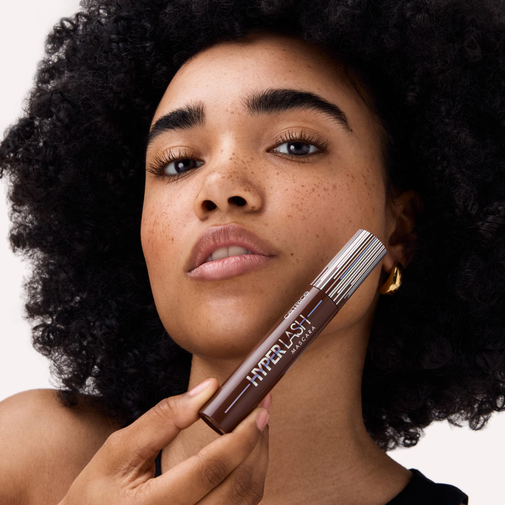 Catrice Hyper Lash Speedy Brown on model in everyday makeup look
