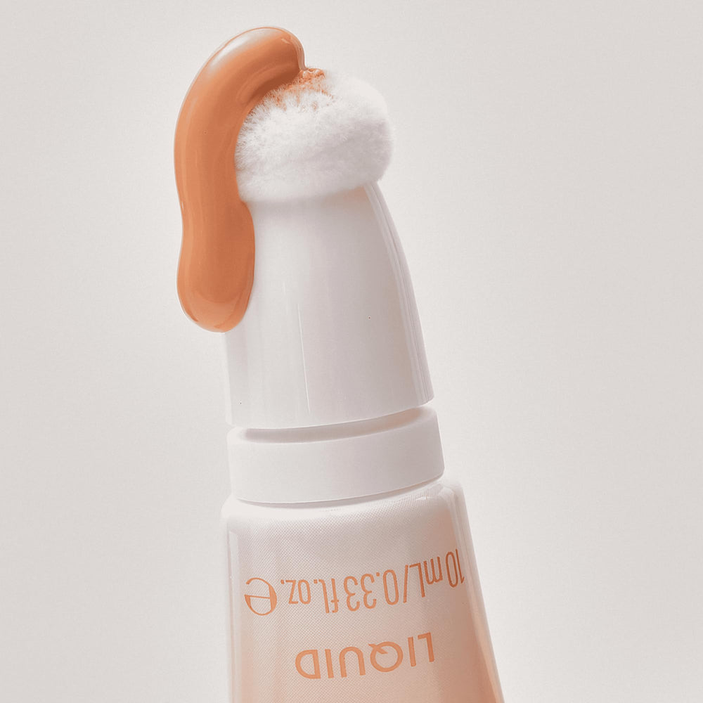 Catrice sponge applicator close-up for precise, mess-free application benefit