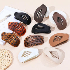CHANDAT clip holding a half-up hairstyle to demonstrate comfortable lay-flat profile during wear