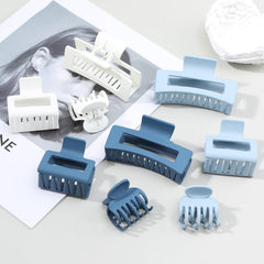 CHANDAT small clip securing a half‑up hairstyle, discreet hold benefit