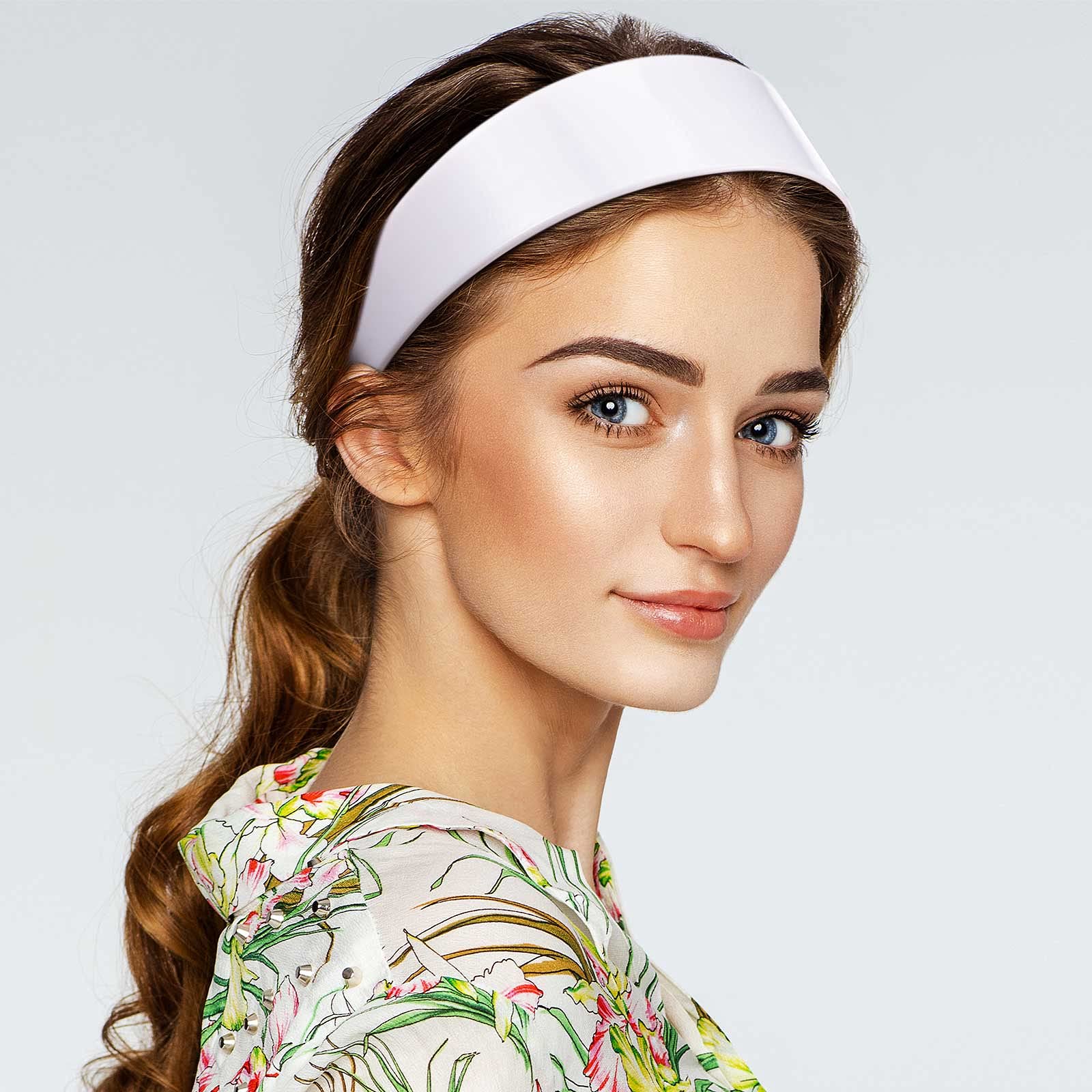 Chuangdi headband worn during makeup routine keeping hair back benefit