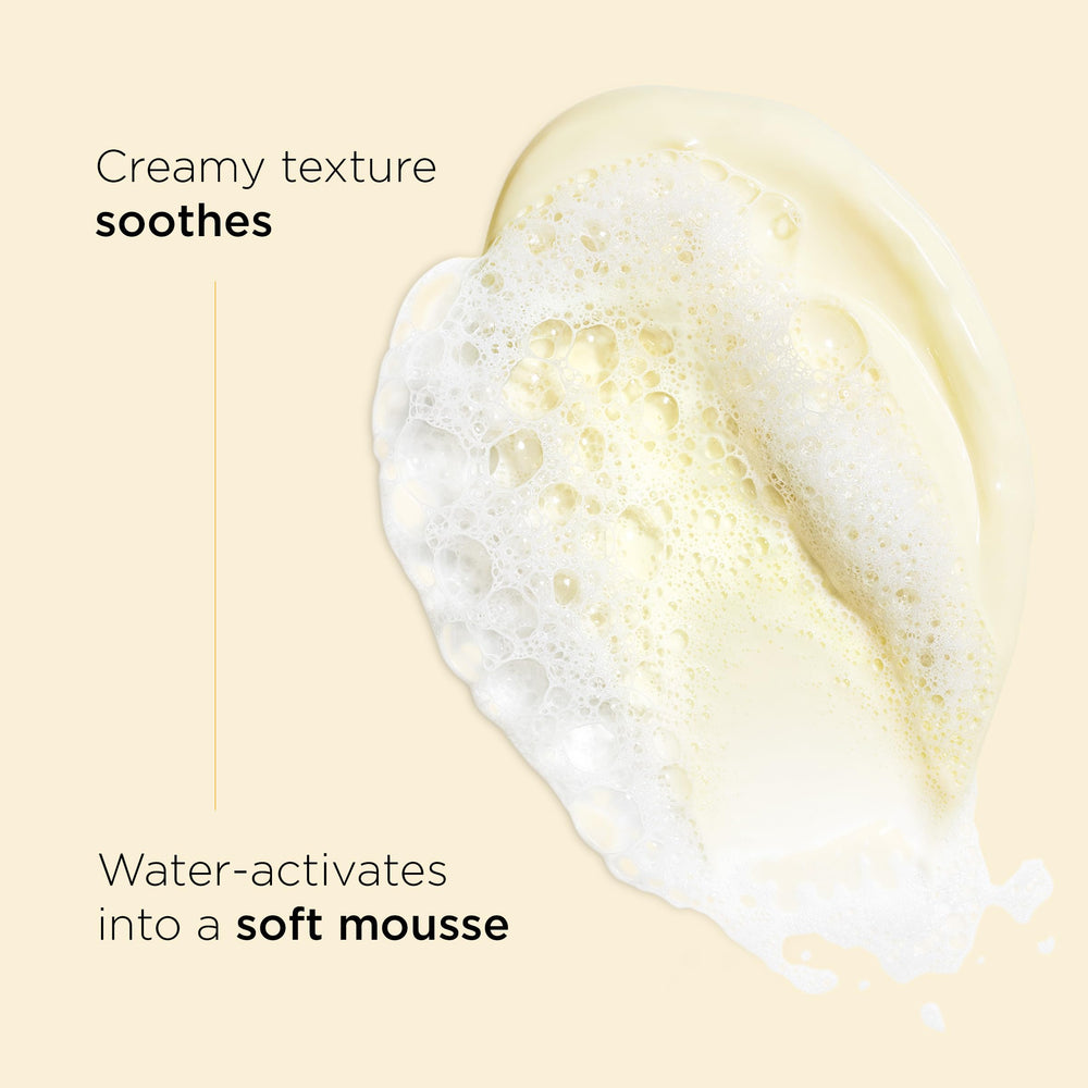 Clarins close-up foam texture with aloe for soft hydrating cleanse benefit