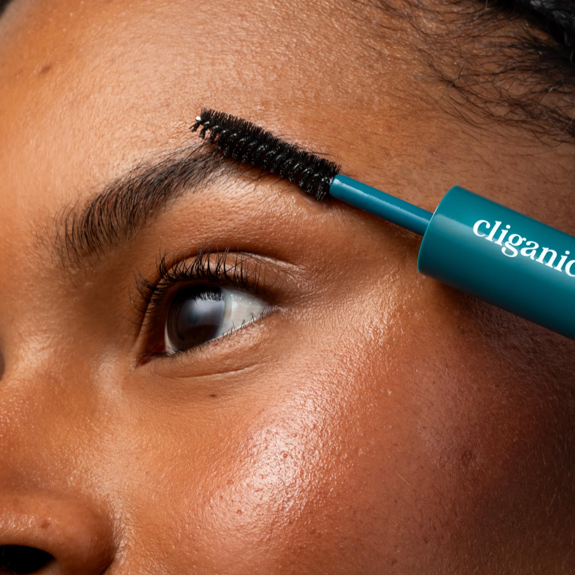 Cliganic castor oil wand applicator detail for precise, mess-free use