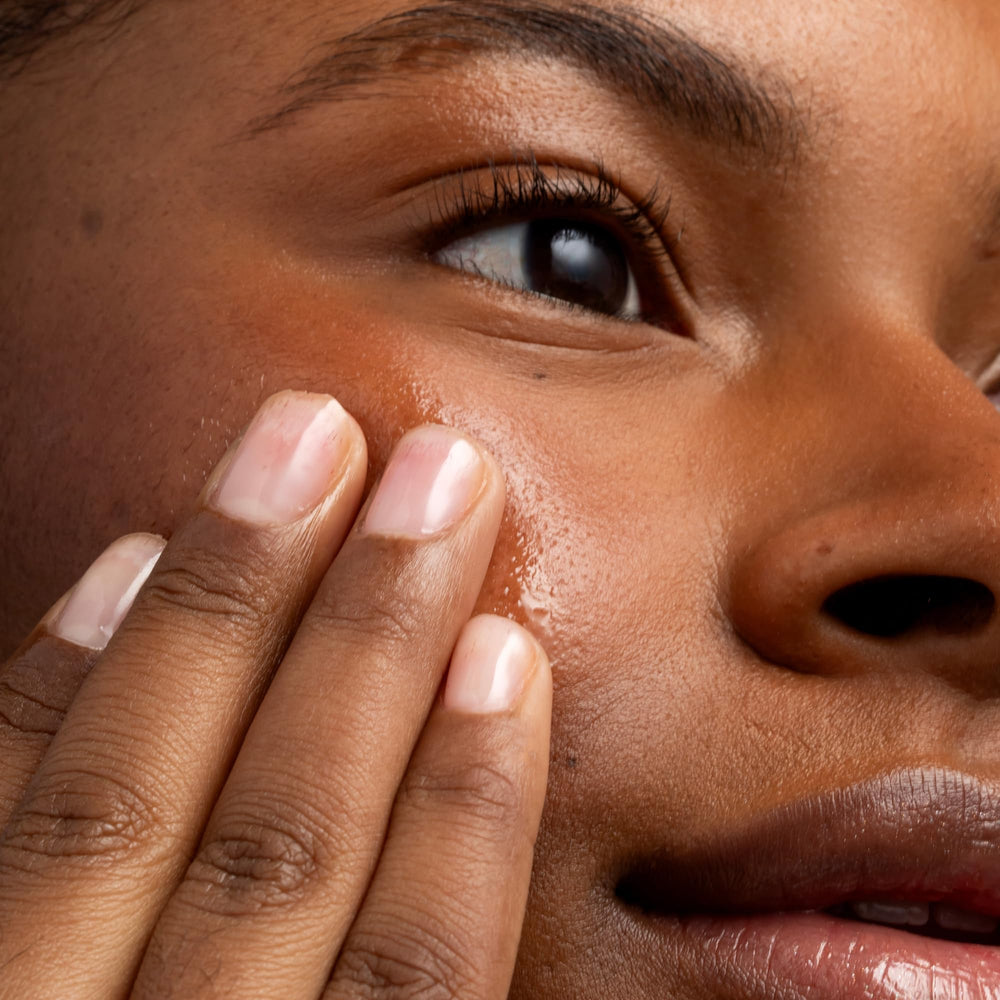Cliganic jojoba oil used on hair to show shine and frizz control benefit