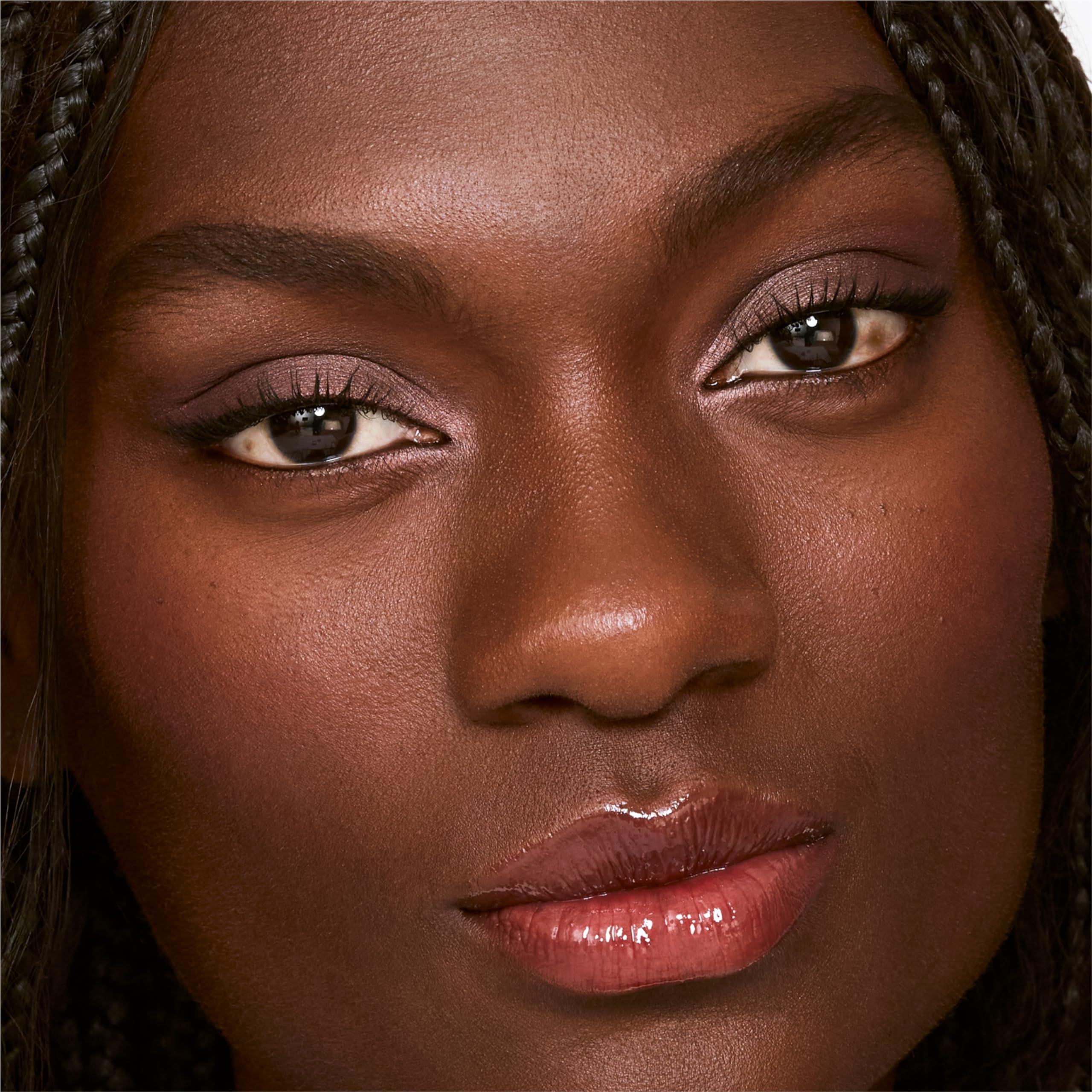Clinique shadow close-up texture showing silky finish and easy blending
