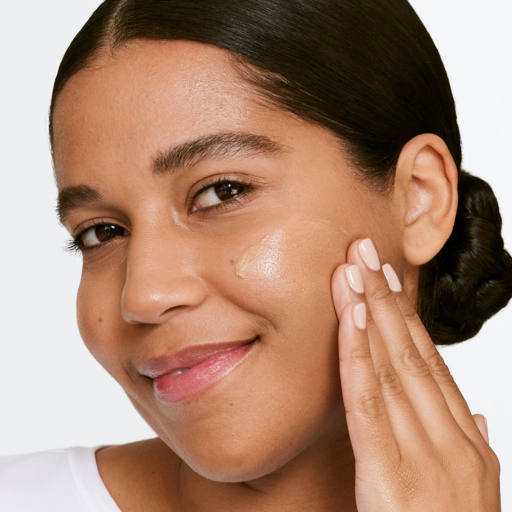 Clinique ingredient label showing hyaluronic acid and aloe, emphasizes skin benefits