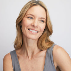 Colorescience brush applying powder over makeup for quick reapplication